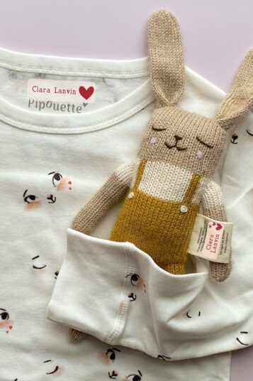 Un doudou et une chemise enfant avec des étiquettes coeurs de chez Ludilabel